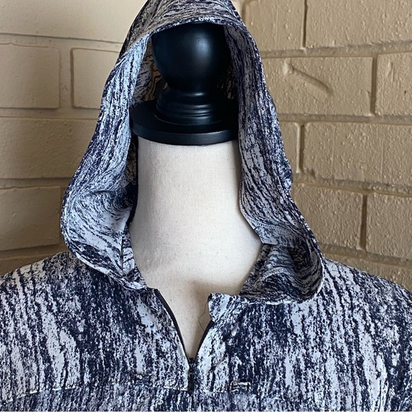 Lululemon Runbeam Hoodie black white long sleeve top Running Texture Twist 4/6 - Picture 4 of 11